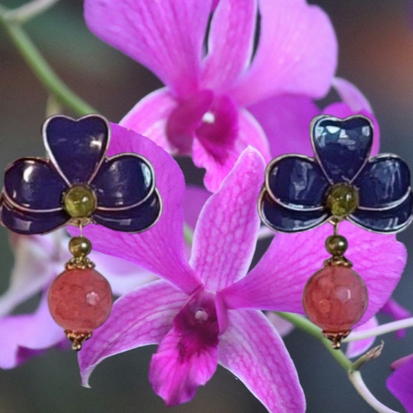 Boucles d'oreilles, original, orchidée, fleurs, violet, rose, vert, doré, gemmes naturelles, soirée, fêtes, cadeau.