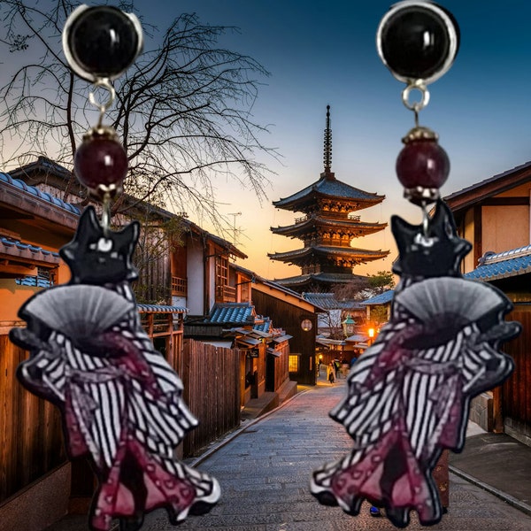 Boucles d'oreilles, original, geisha, chat, Japon, bordeaux, noir, kimono, gemmes naturelles, humour, soirée, fêtes, cadeau.