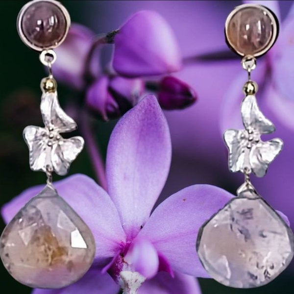 Boucles d'oreilles, original, mauve, violet, doré, fleurs, orchidées, gemmes naturelles, lumineux, soirée, fêtes, cadeau.