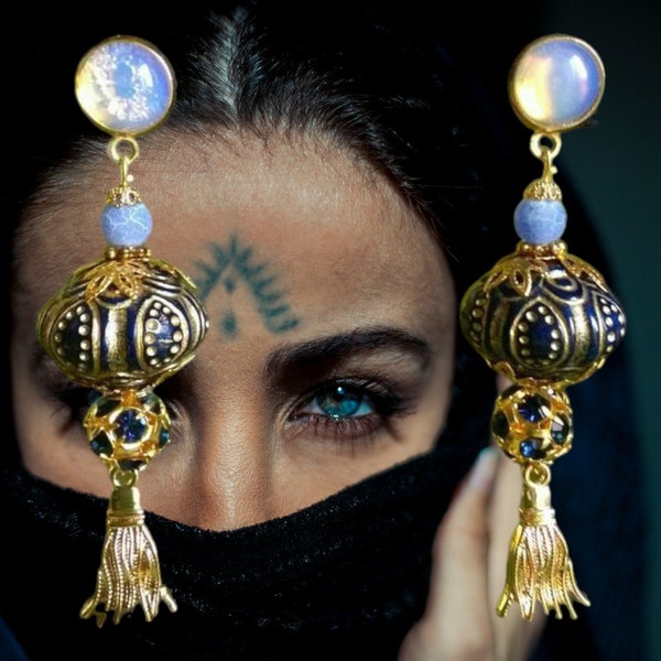 Boucles d'oreilles, or, bleu nuit, oriental, lumineux.