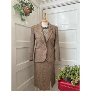 1980er Jahre &#39;Paul Stanley&#39; Kleiner Tan Tweed-Rockanzug - Einknopf-Blazer und Bleistiftrock