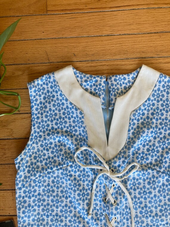 1960’s Baby Blue Printed White Lace Up Front Slee… - image 8