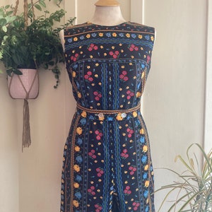Vintage 70er Jahre Baumwolle Blumen Print Hippie Boho Ärmelloser Strampler mit Gürtel