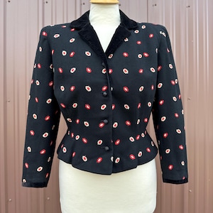 Vintage 1940’s 50’s ‘Sacony’ Cropped Fitted Hourglass Jacket with Daisy Embroidery and Velvet Trim | size medium