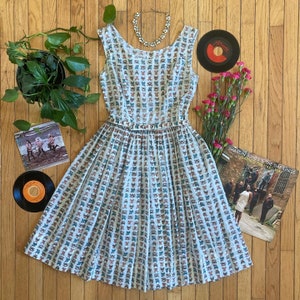 1950&#39;s Novelty Carriage Print Sleeveless Dress with Full Pleated Skirt and Matching Belt