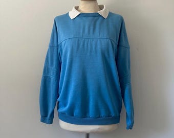 Felpa da tennis vintage anni '80 preppy con colletto polo bianco, ideale per atletica leggera e campi da tennis.