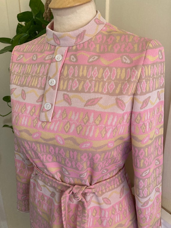 Early 1970's Pale Pink Polyester Abstract Print L… - image 7