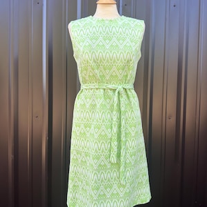 Vintage 70’s Chartreuse and White Geometric  Zig Zag Print Psychedelic Mod Sleeveless Sheath Dress | size medium