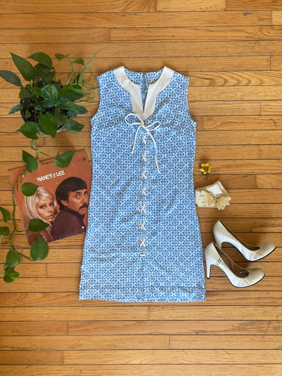 1960’s Baby Blue Printed White Lace Up Front Slee… - image 7