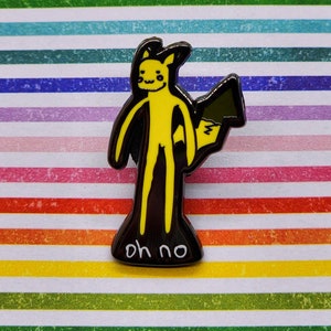 Puede incluir: Pin de esmalte negro y amarillo de un personaje de dibujos animados con el texto "oh no" en la parte inferior. El personaje está de pie con los brazos extendidos y tiene una cola grande y puntiaguda.