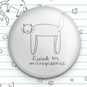 Gevoed door microplastics 1,25" knop, kattenmeme, grappige knop, kattenspeldbadge, kattenliefhebber cadeau, grappige ironische kat, ironische kattenmeme