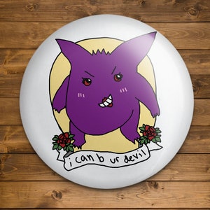 Könnte beinhalten: Lilafarbener Cartoon-Monster mit einem verschmitzten Grinsen und roten Augen, umgeben von Rosen und einem Banner mit der Aufschrift "i can b ur devil".
