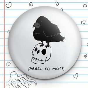 Puede incluir: Un bot&oacute;n blanco y negro con un cuervo de dibujos animados posado sobre una calavera. El texto "please no more" est&aacute; escrito debajo de la calavera.