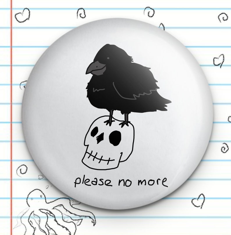 Puede incluir: Un bot&oacute;n blanco y negro con un cuervo de dibujos animados posado sobre una calavera. El texto "please no more" est&aacute; escrito debajo de la calavera.