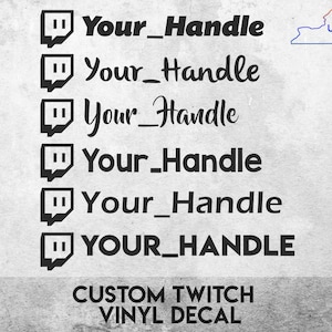 Peut inclure: Six autocollants en vinyle noir et blanc représentant un logo Twitch et le texte "Your_Handle". Les autocollants sont disposés verticalement, avec le texte "Your_Handle" dans différentes polices et tailles. Le texte "CUSTOM TWITCH VINYL DECAL" est imprimé sous les autocollants.