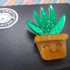 Plant brooch,plantpot brooch,plant,plantpot,brooch,acrylic brooch,lasercut brooch,fun brooch,gardening brooch,gardening