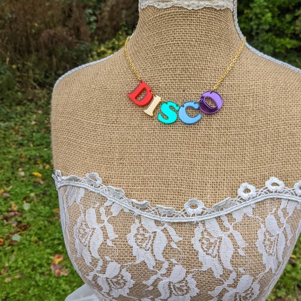 Collier disco arc-en-ciel : acrylique découpé au laser, chaîne en or