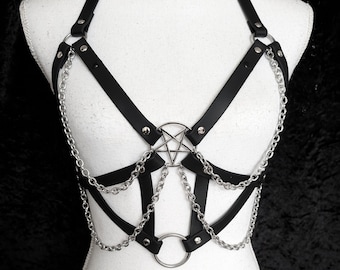 Arnés de pecho con pentagrama y cadenas en capas en cuero vegano (Biothane), lencería gótica