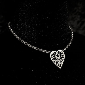 Cadena de collar discreta de día con corazón victoriano en acero inoxidable