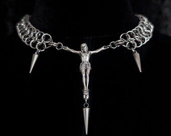Kruzifix-Korpus-Kettengeflecht mit Spitzkegeln aus Edelstahl und oxidiertem Silber, mittelalterliche Rüstung, gotischer Schmuck