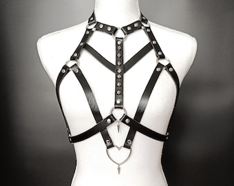 Poitrine de harnais cloutée en cuir végétalien de luxe et pendentif coeur en acier inoxydable