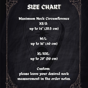 K&ouml;nnte beinhalten: Gr&ouml;&szlig;entabelle auf dunklem Hintergrund mit dekorativem Rahmen. Die Tabelle listet maximale Halsumfang-Ma&szlig;e auf: XS/S bis 35,5 cm, M/L bis 40 cm und XL/XXL bis 50 cm. Sondergr&ouml;&szlig;en sind verf&uuml;gbar.