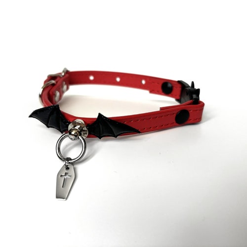 Collier de chat rouge gothique vampire, ailes de chauve-souris en PVC, breloque cercueil, système de sécurité, cuir végétalien de luxe