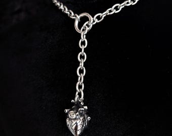 Collar de cadena con corazón anatómico y cierre abierto en acero inoxidable.