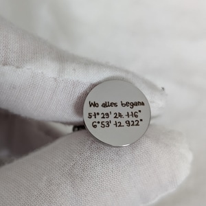 Silberner Manschettenknopf mit Koordinaten in Handschrift als Hochzeitsgeschenk für Männer