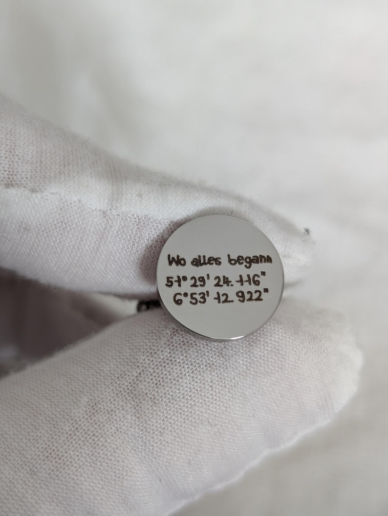 Silberner Manschettenknopf mit Koordinaten in Handschrift als Hochzeitsgeschenk für Männer