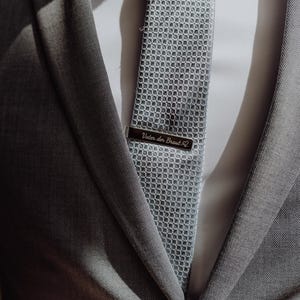 Edelstahl-Krawattennadel mit Gravur am Anzug getragen – stilvolles Accessoire für Hochzeit, Bräutigam und Trauzeugen.