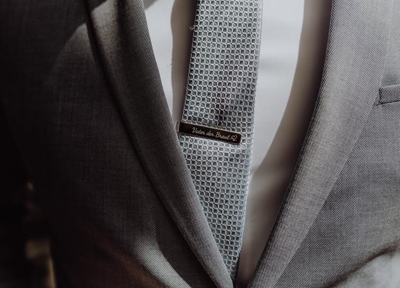 Edelstahl-Krawattennadel mit Gravur am Anzug getragen – stilvolles Accessoire für Hochzeit, Bräutigam und Trauzeugen.