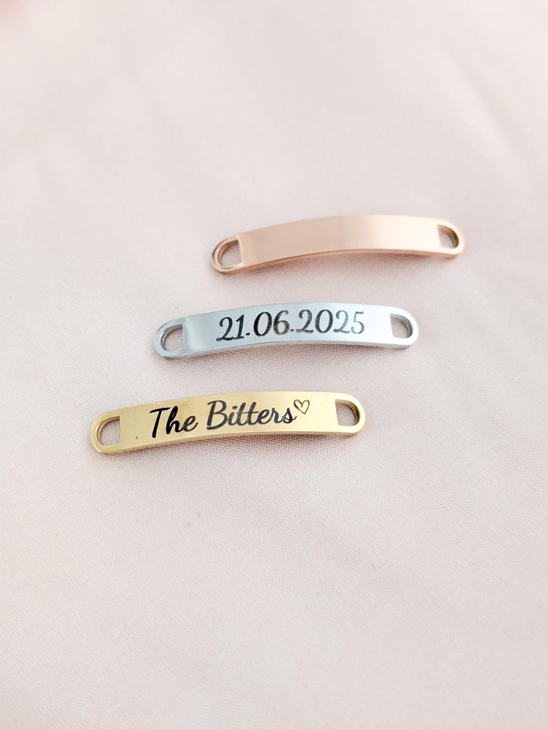 Gravierte Shoe Tags aus Edelstahl in Gold mit Hochzeitsdatum und Schriftzug – personalisierbares Hochzeitsaccessoire für Sneaker