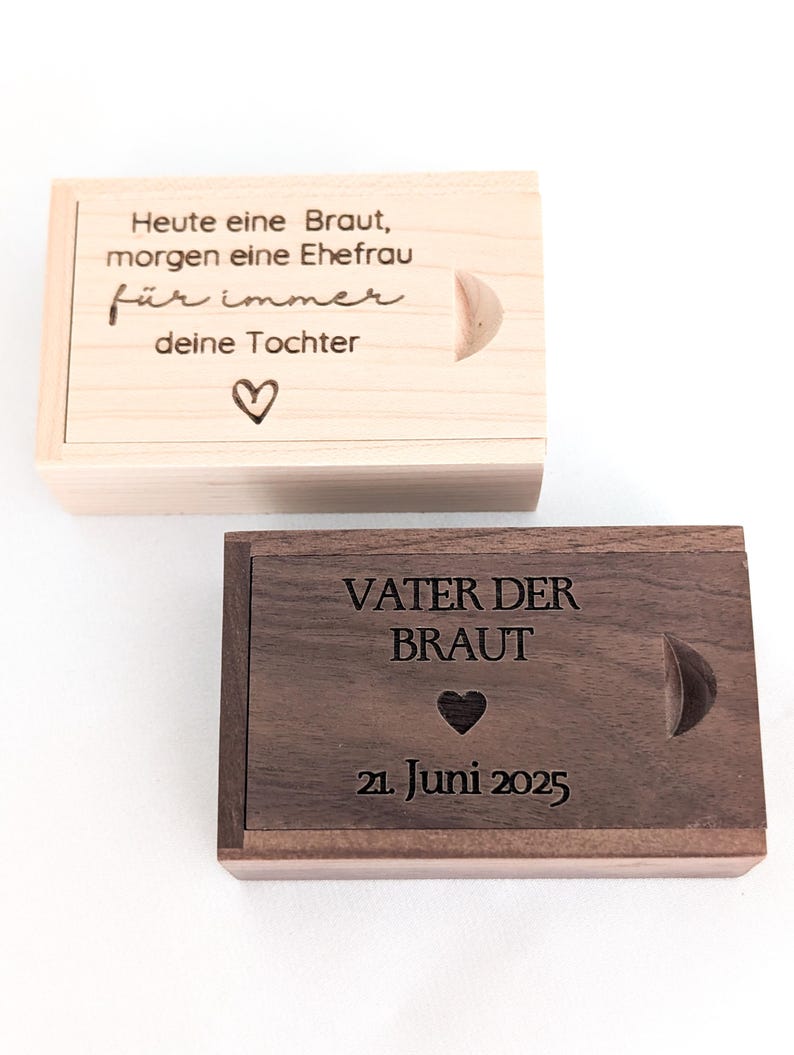Personalisierte Holzboxen aus Ahorn und Walnuss mit Gravur – elegante Geschenkverpackung für Krawattennadeln.