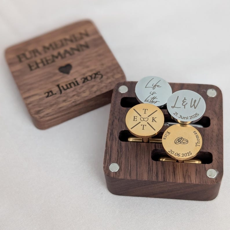 Personalisierte Manschettenknöpfe für Bräutigam zur Hochzeit aus Edelstahl mit Gravur in geöffneter Walnuss-Holzbox – elegantes Hochzeitsgeschenk für Männer.