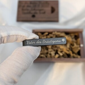 schwarze Krawattennadel mit Gravur "Vater des Bräutigams" als Hochzeitsgeschenk für den Vater oder Schwiegervater