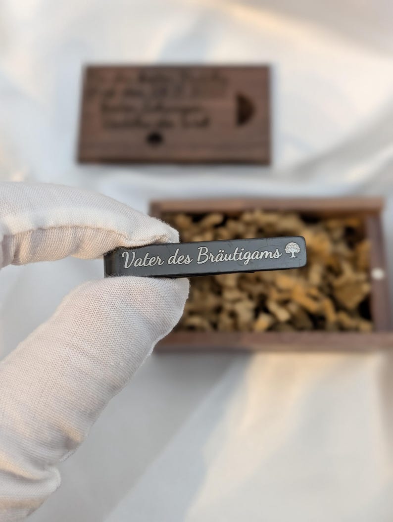 schwarze Krawattennadel mit Gravur "Vater des Bräutigams" als Hochzeitsgeschenk für den Vater oder Schwiegervater