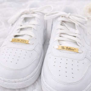 Personalisierte Shoe Tags aus Edelstahl an weißen Hochzeitssneakern – gravierte Schuh Tags für Braut und Bräutigam mit Namen und Datum