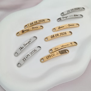 Personalisierte Shoe Tags mit Gravur als Accessoire für Hochzeits Sneaker auf einem Schmucktablett