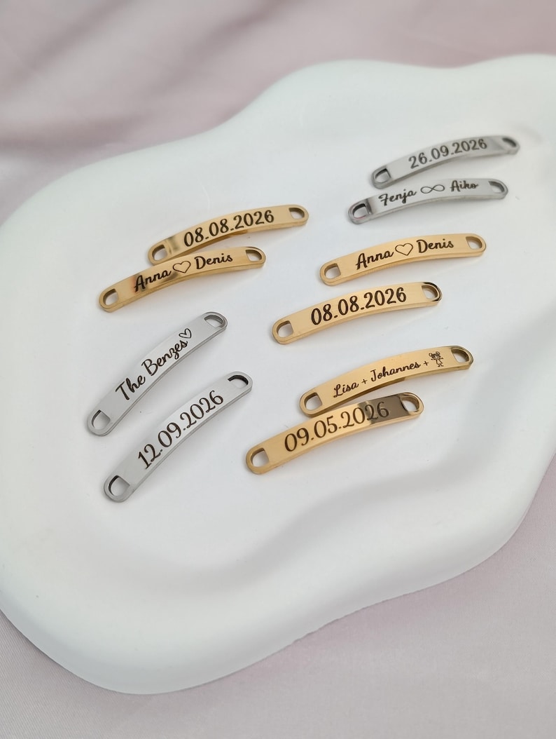 Personalisierte Shoe Tags mit Gravur als Accessoire für Hochzeits Sneaker auf einem Schmucktablett