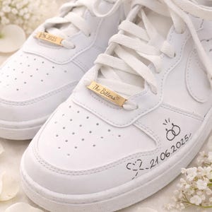 Weiße Sneaker mit personalisierten Schuh Tags zur Hochzeit – individuelle Gravur für Braut und Bräutigam