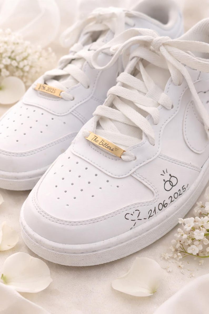 Weiße Sneaker mit personalisierten Schuh Tags zur Hochzeit – individuelle Gravur für Braut und Bräutigam