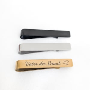 Krawattennadeln aus Edelstahl in Schwarz, Silber und Gold – personalisierbar mit Namen, Datum oder Wunschgravur.