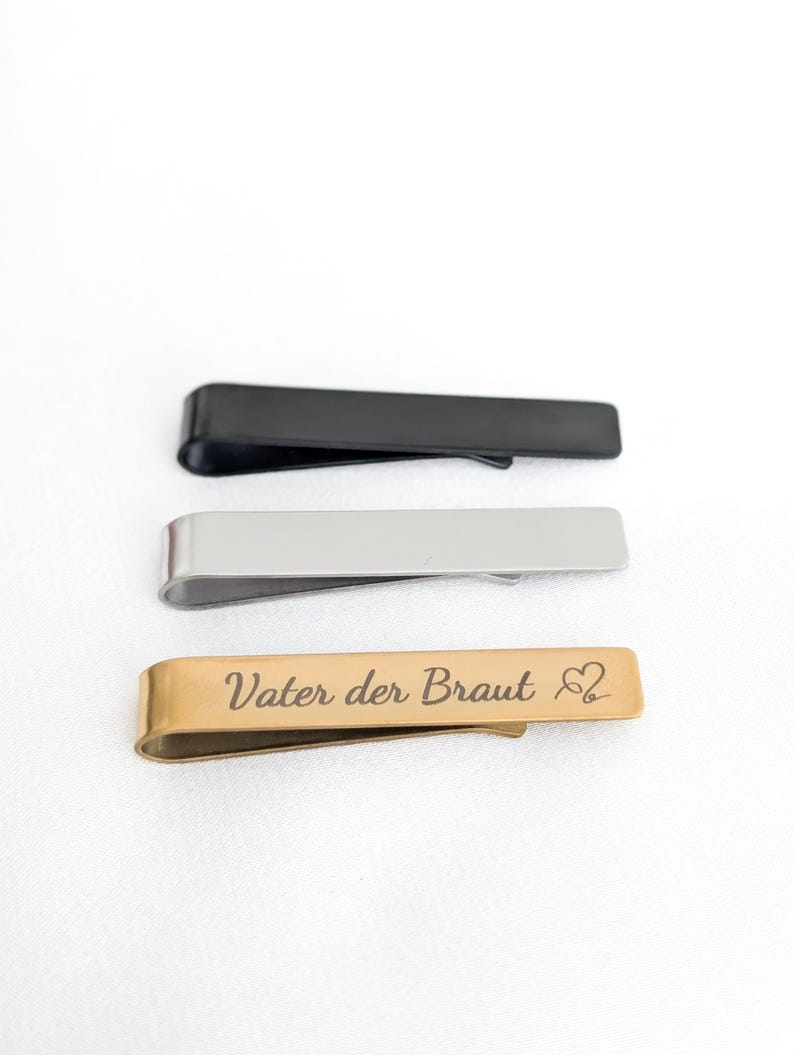 Krawattennadeln aus Edelstahl in Schwarz, Silber und Gold – personalisierbar mit Namen, Datum oder Wunschgravur.