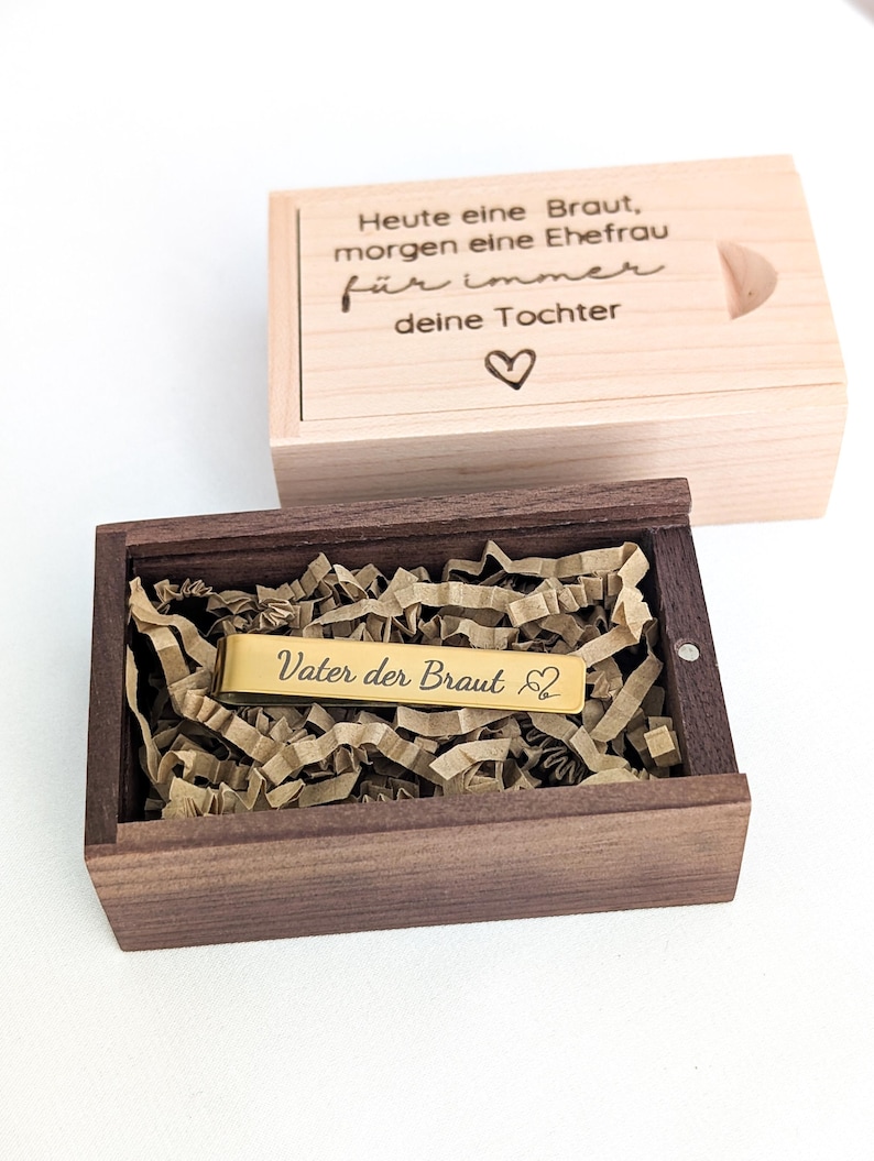Personalisierte Krawattennadel aus Edelstahl mit Gravur in Geschenkbox aus Holz – Geschenk für Bräutigam, Trauzeuge oder Brautvater.