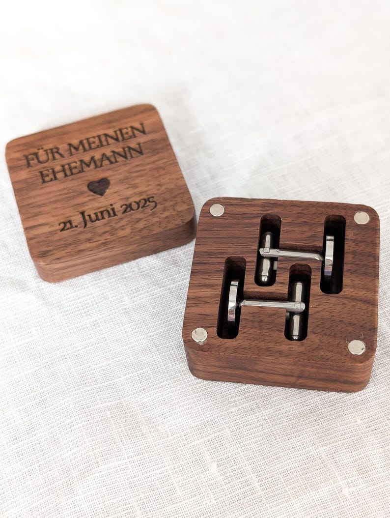 Gravierte Walnuss-Holzbox mit der Aufschrift „Für meinen Ehemann“ neben Edelstahl-Manschettenknöpfen – personalisiertes Hochzeitsgeschenk für Männer.