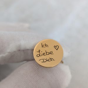 Goldener Manschettenknopf mit Handschrift als Morgengabe für den Ehemann
