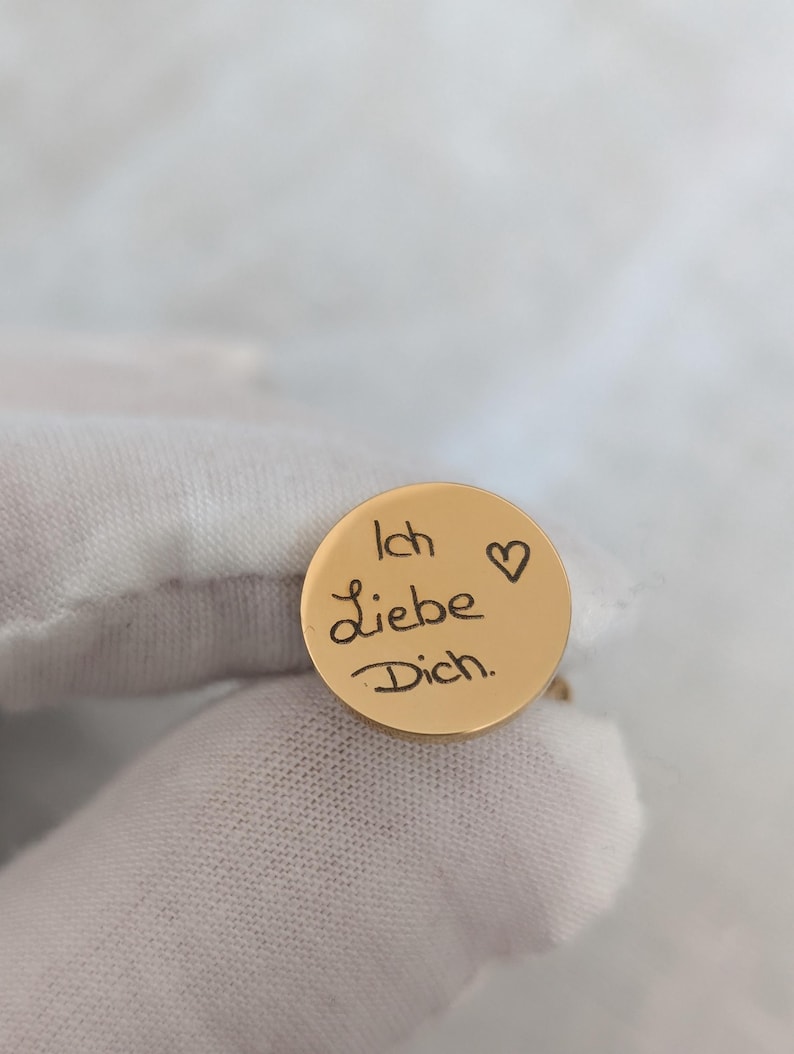 Goldener Manschettenknopf mit Handschrift als Morgengabe für den Ehemann