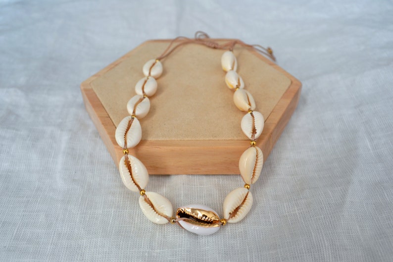 Muschelkette gold // Muschel Choker gold weiß // Muschel Kette Sommer // Kauri Muschel Halskette // Boho Kette // Kette für den Urlaub Bild 6