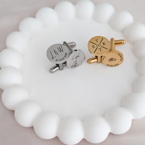 Personalisierte Manschettenknöpfe in Silber und Gold mit Initialen und Datum – gravierte Edelstahl-Manschettenknöpfe als Hochzeitsgeschenk für Männer.